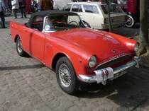Ein sehr exotischer Sunbeam Alpine II pr�sentiert sich bei der Oldtimer-Rallye auf dem Marktplatz in H�ls.