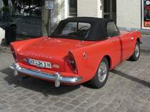 Ein sehr exotischer Sunbeam Alpine II mit markanten Heckflossen pr�sentiert sich bei der Oldtimer-Rallye auf dem Marktplatz in H�ls.