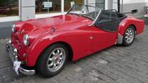 Der Urahn der Triumph TR-Serie, ein TR2, pr�sentiert sich bei der Oldtimer-Rallye in H�ls.