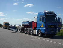 Eine MAN TGX Schwerlast-Zugmaschine von Schmidbauer KG Speziaktransporte.