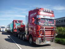 Scania Schwerlast-Zugmaschine von Merkur beladen mit Windkraft-Turmelement.