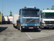 Eine Volvo F12 Schwerlast-Zugmaschine von Laukant Transporte.