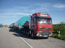 Volvo FH Schwerlastzugmaschine von Merkur beladen mit einem Windkraft-Turmelement.