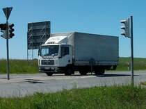 MAN-LKW wartet an einer Kreuzung bei Bergen/R�gen. 