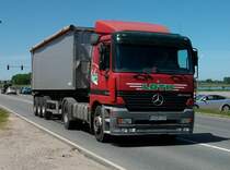 Mercedes-Kipper hat den Ortseingang von Bergen/R�gen passiert.