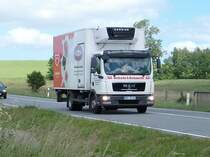 Genau zur richtigen Zeit ist dieser MAN-K�hllaster auf der B96 unterwegs.