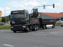 DAF-H�ngerzug biegt in Bergen/R�gen auf die B96.