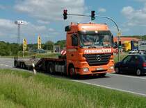 Mercedes-Schwerlasttransporter ohne Ladung unterwegs auf der B96 bei Bergen/R�gen.