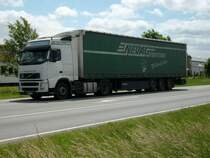 VOLVO-Sattelzug von einer Neubrandenburger Spedition auf der B96 bei Bergen/R�gen.
