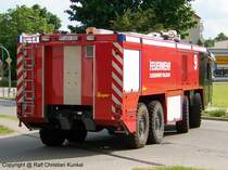 Schweres Feuerl�schkraftfahrzeug FlKfz (12.500) Ziegler Z8 (ALPAS-Kofferaufbau) der Fliegerhorstfeuerwehr Holzdorf (Bundeswehr) - Fahrgestell MAN SX 36.1000 VFAEG 8x8 - techn. Daten MAN-V12 mit 1000 PS, Vmax. 138 km/h, Renk 5-Gang-Automatikgetriebe mit Retarder, perm. Allradantrieb, zul. Gesamtgewicht 39.500 kg, L x B x H: 12.000 x 3.500 x 3.700 mm - mitgef�hrte L�schmittel: 12.500 l Wasser, 1.250 l Schaummittel - L�schtechnik: Pumpe Ziegler FP 80/10-1A, Pumpenmotor 6-Zylinder-Diesel mit 338 kW / 460 PS, Pumpenleistung 8000 l/min bei 10 bar sowie 10.000 l/min bei 8 bar - fotografiert am 14.06.2010 im Land Brandenburg - Copyright @ Ralf Christian Kunkel