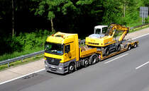 ..auf dem Weg zur n�chsten Baustelle ? - ein Mercedes Actros- Tieflader, geschultert hat er einen Liebherr-Bagger -  auf der A45