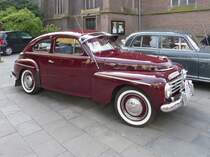 Der schwedische  Volkswagen  von Volvo: Ein Volvo PV 444 pr�sentiert sich bei der Oldtimer-Rallye neben der Kirche in H�ls.