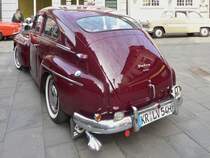 Hier sieht man, warum er auch  Buckelvolvo  hei�t: Ein Volvo PV 444 zeigt seine R�ckansicht bei der Oldtimer-Rallye in H�ls.