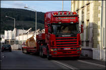 ABBRUCH HAGEDORN aus G�tersloh hat in Plettenberg den Auftrag eine Fabrikhalle abzurei�en. Im Bild SCANIA 164L 580 mit 4Achs-Tieflader. (14.06.2010)