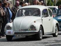 Mit vielen Plaketten hochdekoriert zeigt sich dieser VW K�fer 1302 am Start der Oldtimer-Rallye in H�ls.