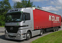 - kurze Pause f�r den Trucker - ein Mercedes ACTROS MP II / 1844 Planenauflieger von Spedition Kolbe -