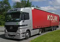 - kurze Pause fr den Trucker - ein Mercedes ACTROS MP II / 1844 Planenauflieger von Spedition Kolbe -