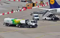 MAN Flugfeldtankwagen  Air-BP  auf dem Vorfeld in Dsseldorf - 07.06.2010