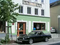 ALFA-Spider(3. Generation) parkt vor dem Stammhaus der berhmten Bildhauerfamile Schwanthaler in Ried i.I.;100612