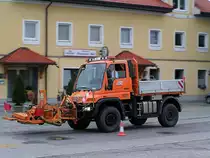 UNIMOG-U500 eilt mit dem aufgebautem Frontmhwerk schon zur nchsten Einsatzstelle;100614