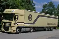 ..ein DAF - XF der Spedition Braun mit Planenauflieger an der A 45 -