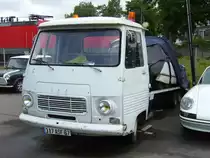 Peugeot J7 Autotransporter hat eine DS geladen. Besucherparkplatz des Meilenwerkes Dsseldorf.