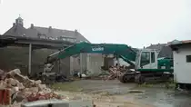 Ein Bagger beim abreissen eines Gebudes im Lehrte am 20.06.2010.