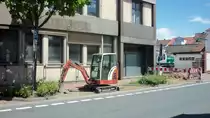 Kleiner Bagger in der Ahltener Strae/Lehrte am 19.06.2010.