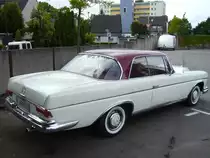 Mercedes Benz 250 SE Coupe (W 111 III). 1965-1967. Der 6-Zylindermotor leistete 150 PS. Dieses Auto ist mit einem  alten  spanischen Nummernschild fr den Bezirk Barcelona versehen. Besucherparkplatz des Meilenwerks Dsseldorf.
