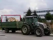 VALTRA vor der Christbaumplantage in Ried i.I.;100413