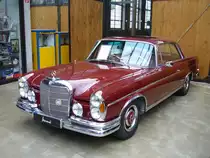 Mercedes Benz 250SE Coupe in karminrot mit seltenem Stahlschiebedach. Meilenwerk Dsseldorf.