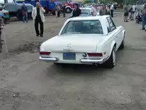 Heckansicht eines 280 SL Pagode. Wie man unschwer am Kennzeichen und den Begrenzungsleuchten erkennen kann, ein US-Import. Oldtimertreffen an der  Alten Dreherei  in Mlheim/Ruhr.
