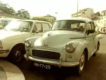 Morris Minor, der englische  Volkswagen , mit  Hamburger  Kennzeichen / gesehen in Alcobaça (Distrikt Leiria/Portugal), 03.09.1985 -- eingescanntes Foto (Dank an Michael H. aus Mülheim/Ruhr für die Info)