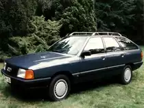Audi 100 Avant mit Schrägheck als Vorläufer des heutigen Audi A6 Avant / gesehen in Greven (Kreis Steinfurt/Deutschland), 20.08.1988 -- eingescanntes Foto

