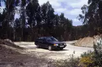 Audi 100 Avant mit Schrägheck als Vorläufer des heutigen Audi A6 Avant / gesehen in der Serra de Monchique bei Marmelete (Distrikt Faro/Portugal), 30.03.1991 -- eingescanntes Foto 