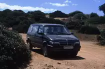 Chrysler Voyager 2.5 SE beim Leuchtturm / gesehen in Ferragudo (Distrikt Faro/Portugal), 29.04.1995 -- eingescanntes Foto
