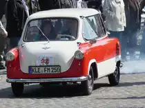 Der Fahrer hat ordentlich getankt - das Auto natrlich, mit Zweitakt-Gemisch - und der Zndapp Janus eine entsprechende Fahne.