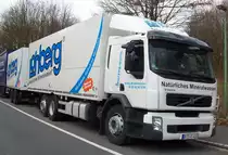 VOLVO FE Getrnke Tandem Zug LOHBERG natrliches Mineralwasser 
am 28.03.2010 in Herten geparkt