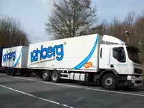 VOLVO FE Getrnke Tandem Hngerzug LOHBERG natrliches Mineralwasser 
am 28.03.2010 in Herten geparkt