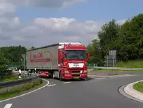 ..auf dem Weg zur A45 - ein Niederlndischer MAN TGX Topline- Sattelzug des Logistic-Unternehmens van Loo mit Planenauflieger - 