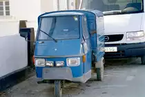 Piaggio Ape, die in dieser  Grundform  seit 1947 hergestellt wurde; 2007 wurde die Produktion nach Indien verlagert / gesehen in Quatro Águas bei Tavira (Distrikt Faro/Portugal), 03.02.2005 -- Dank an Michael H. aus Mülheim/Ruhr für die Info