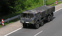 ..auf der A45..MAN Transportfahrzeug der Bundeswehr, 4 Achsen, 10 t, gl - Allradantrieb - Differentialsperre - geh�rt zur 5. Transportkompanie 
innerhalb des  Instandsetzungs Batallion 7 (Logisticeinheit) - stationiert 
in Unna - K�nigsborn ...(da habe ich vor langer, langer Zeit mal meinen Dienst verrichtet)