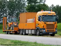 Scania R440 mit Pritsche und Ladekran als Zugmaschine fr Anhnger mit geladenem Radlader Volvo L30B Pro - Baufirma Beck aus Memmingen - fotografiert am 20.06.2010 im Land Brandenburg - Copyright @ Ralf Christian Kunkel