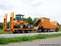 Scania R440 mit Pritsche und Ladekran als Zugmaschine fr Anhnger mit geladenem Radlader Volvo L30B Pro - Baufirma Beck aus Memmingen - fotografiert am 20.06.2010 im Land Brandenburg - Copyright @ Ralf Christian Kunkel