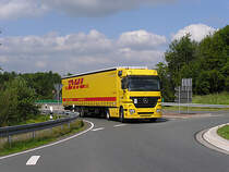 ...Mercedes -ACTROS - Sattelzug mit Planenauflieger von DHL - hier eilt er zur A45 