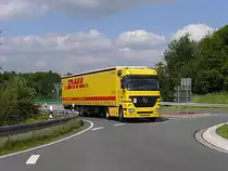 ...Mercedes -ACTROS - Sattelzug mit Planenauflieger von DHL - hier eilt er zur A45 