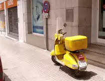 Motorroller der spanischen Post für die Postzustellung / gesehen in Torroella de Montgrí (Provinz Girona/Spanien), 15.06.2006