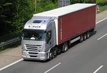 ..IVECO - Sattelzug mit Planenauflieger von Schuck-Transporte auf der A45...