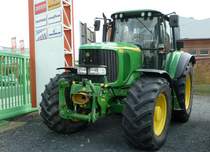 John Deere 6920 steht auf der Ausstellungsfl�che der Raiffeisenniederlassung Fulda, Juni 2010
