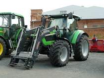Deutz mit Frontlader steht auf der Ausstellungsfl�che der Raiffeisenwerkstatt in Fulda, Juni 2010